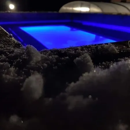 For 20 People With Jacuzzi And Large Pool